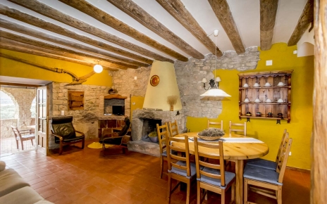 Sala de estar / comedor con puertas que se abren a la terraza 